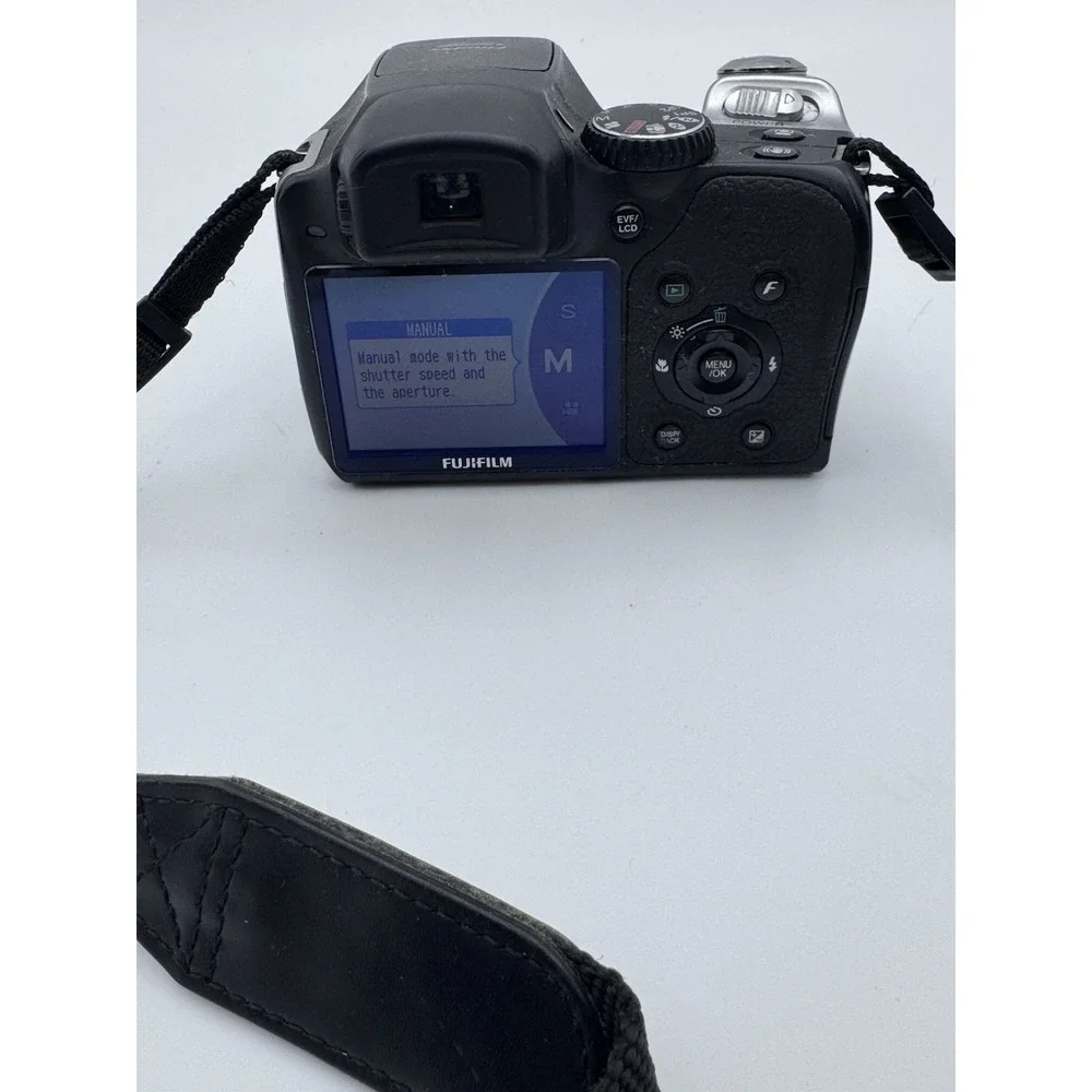 Fujifilm‎ FinePix S8000fd 8MP 18x Black Bridge Digital Camera W/extras Powers On